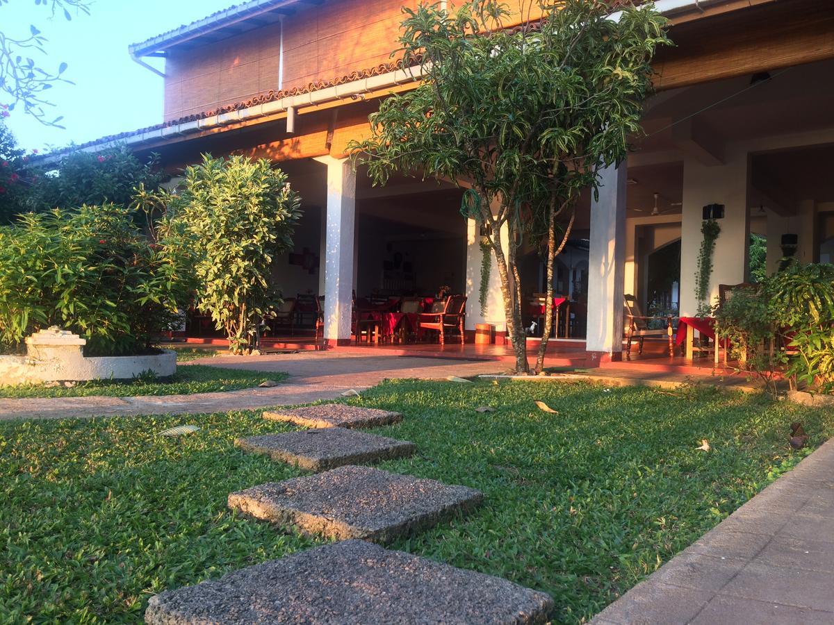 Hotel Hemadan Bentota Esterno foto